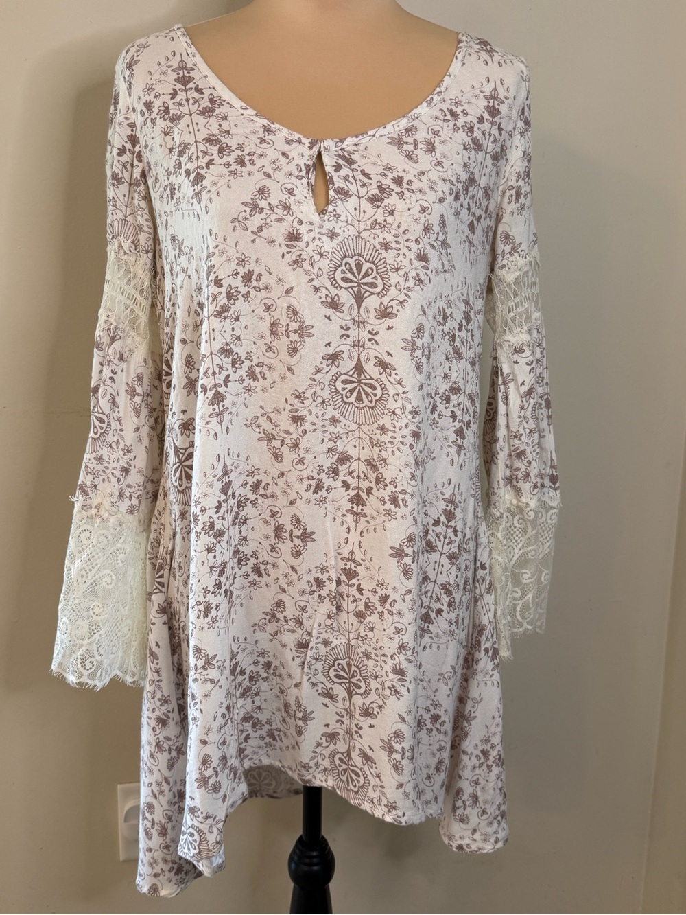 O’Neill versatile coverup tunic top floral lace ethereal XS FLAW: seam